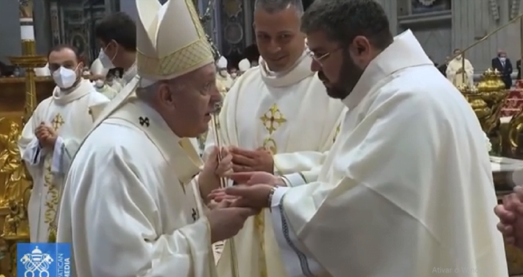 Emocionante: Afogadense Mateus Ataíde é ordenado sacerdote pelo Papa, confira vídeos