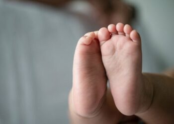 Arcoverde: mãe vende fraldas de filha para comprar de drogas, criança é deixada sozinha jogada ao chão
