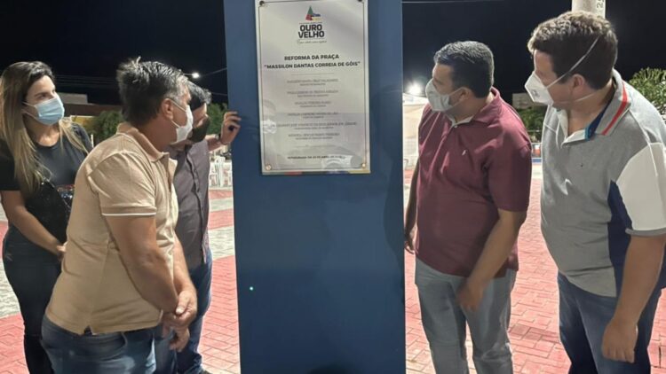 Prefeito de Ouro Velho, Augusto Valadares, entrega reforma da Praça Massilon Dantas
