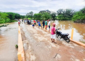 TUPARETAMA: Rio Pajeú “pega água”, confira imagens