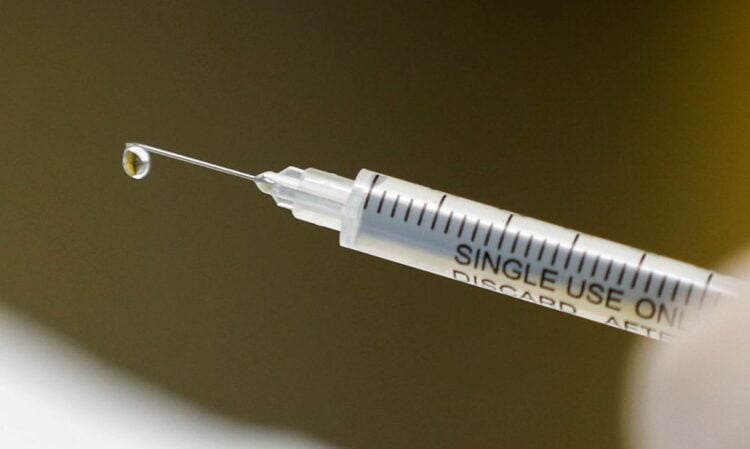 Covid-19: ainda em fase crítica, Brasil é o 5º país que mais vacina
