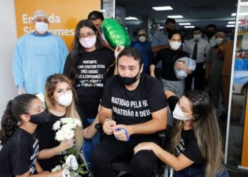Vicente Nery recebe alta e faz homenagem à equipe médica; veja vídeo