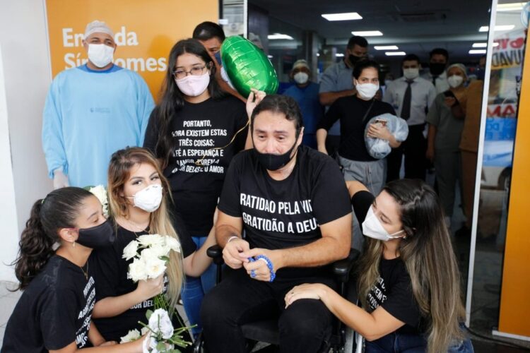 Vicente Nery recebe alta e faz homenagem à equipe médica; veja vídeo