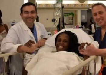 Mulher que achava estar grávida de 7 dá à luz 9 bebês