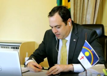 Paulo Câmara sanciona lei que torna igrejas essenciais em Pernambuco