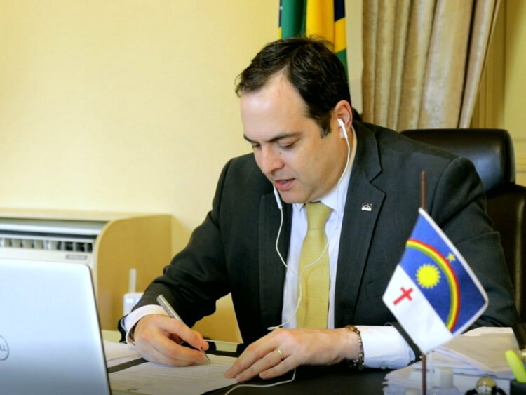 Paulo Câmara sanciona lei que torna igrejas essenciais em Pernambuco