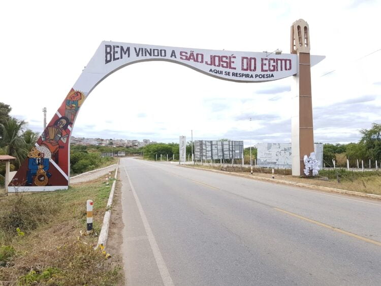 Mulher sofre queda de moto na PE-320, em São José do Egito
