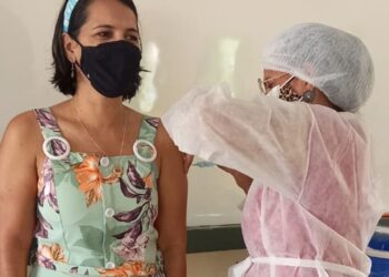 Após Anchieta Patriota sancionar lei, Carnaíba começa a vacinar profissionais da educação contra a Covid-19