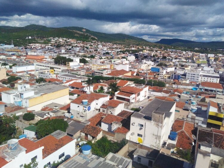 Arcoverde: mulher ameaça vizinhos com uma faca e marreta e tenta atear fogo em uma das vítimas