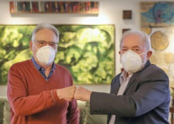 Após elogios mútuos, FHC e Lula almoçam e posam juntos