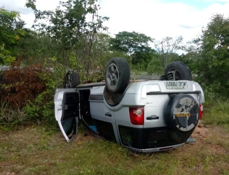 Carro capota e deixa dois feridos na PE-390, em Serra Talhada