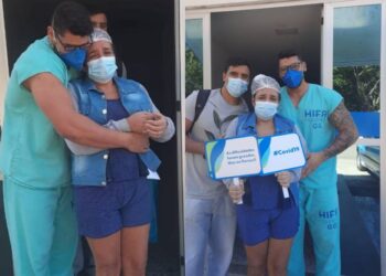 Enfermeiro se emociona ao extubar a própria mãe