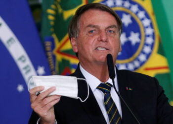 Bolsonaro anuncia parecer para desobrigar máscara em vacinados