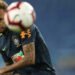 Vídeo: Fãs derrubam Neymar na chegada em hotel onde seleção brasileira se concentra