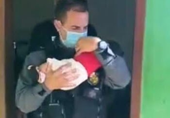 Mãe deixa bebê recém-nascido como ‘garantia’ em boca de fumo; Veja vídeo