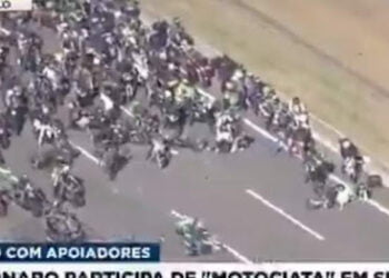 Motociclista cai e causa acidente em ato pró-Bolsonaro; Assista