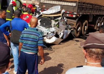 Vídeo: mulher sobrevive após ter carro esmagado por dois caminhões