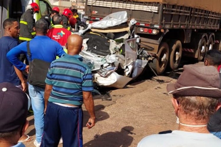 Vídeo: mulher sobrevive após ter carro esmagado por dois caminhões