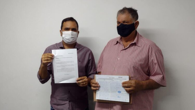 Abaixo-assinado a ser encaminhado a Compesa é entregue a prefeito Gilson Bento