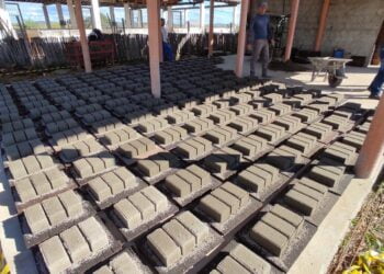 Prefeitura de Carnaíba monta fábrica de intertravados para agilizar calçamentos