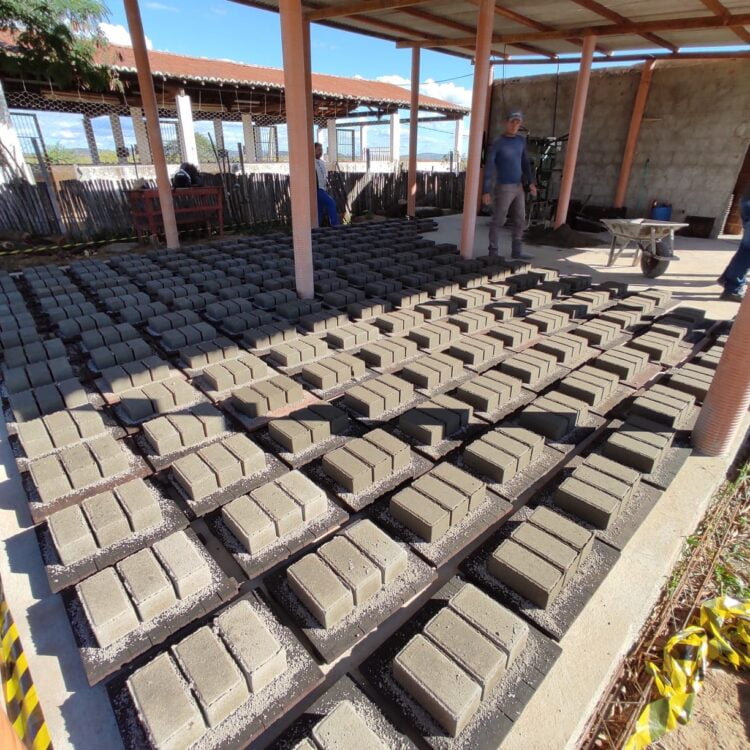Prefeitura de Carnaíba monta fábrica de intertravados para agilizar calçamentos
