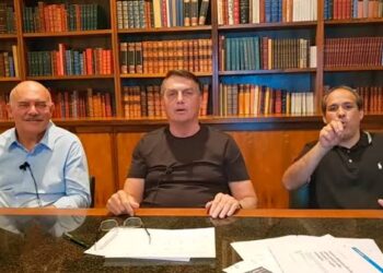 “Fui contra vacina obrigatória, não sou negacionista”, diz Bolsonaro em live