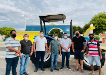 Prefeito de Ouro Velho, Augusto Valadares, entrega trator a comunidade ourovelhense