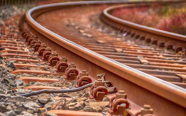 Homens detidos furtando trilhos da ferrovia em Afogados