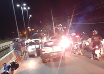 Veículo colide com outro na ponte da entrada de Afogados, na noite desta terça (22)