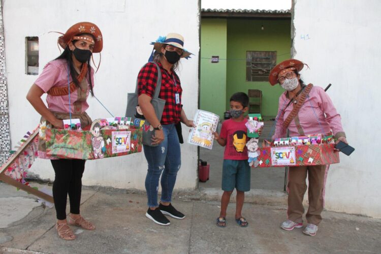 Prefeitura de Afogados entrega kits com material didático a crianças atendidas pela assistência social