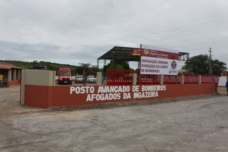 Em Afogados, Bombeiros socorrem idoso que sofreu queda na própria residência