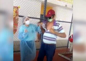 Com pressa para se vacinar, agricultor rasga a camisa para receber imunizante contra Covid-19; veja o vídeo