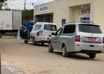 Cinco vítimas da covid morrem no Hospital de Afogados; carros funerários fazem fila no local.