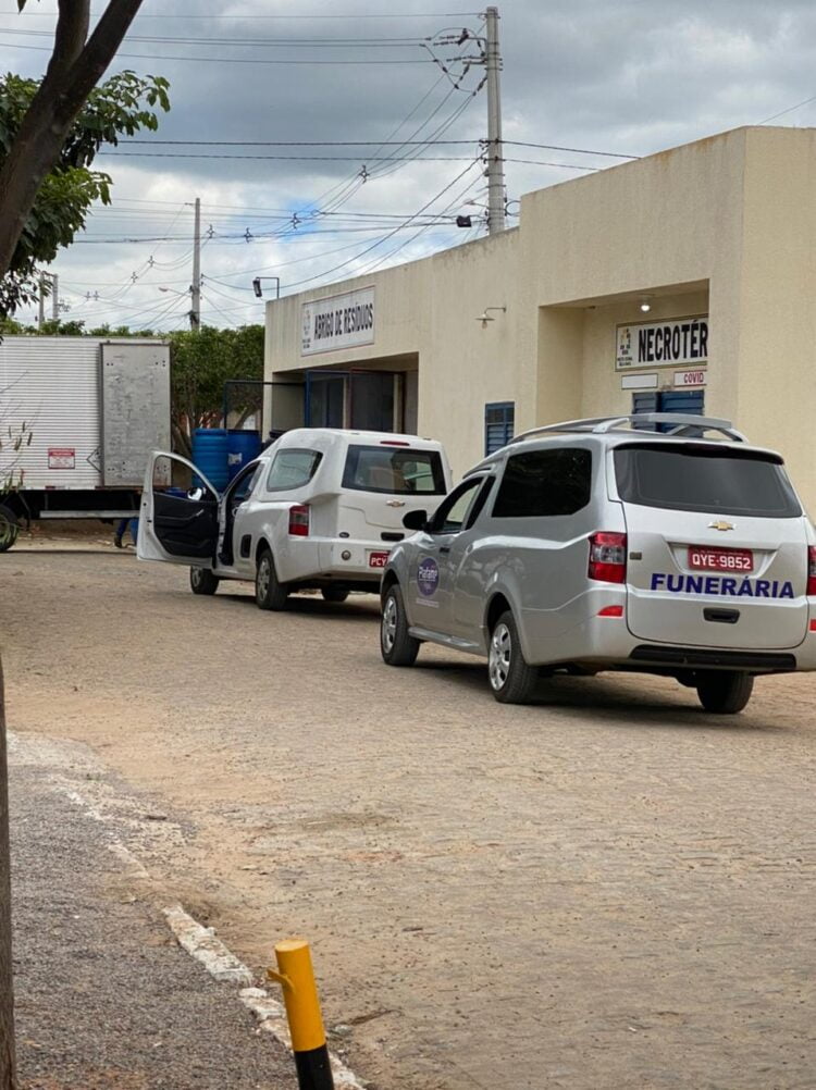 Cinco vítimas da covid morrem no Hospital de Afogados; carros funerários fazem fila no local.