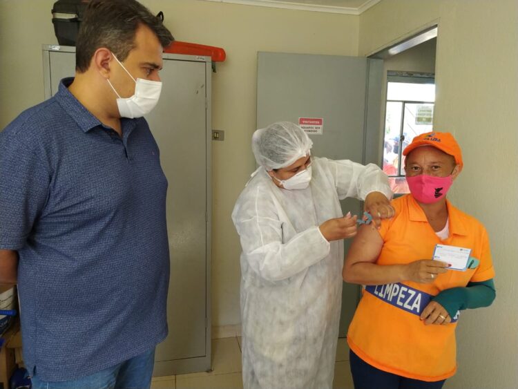 São José do Egito avança no plano de vacinação contra a covid-19 e imuniza os garis