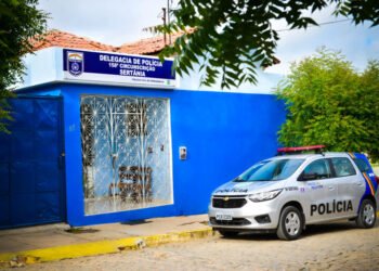 Polícia encerra festa de aniversário clandestina com cerca de 70 pessoas, em Sertânia. Dono da casa ainda xinga policiais e danifica viatura.