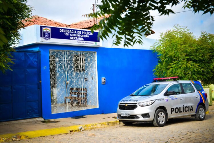 Polícia encerra festa de aniversário clandestina com cerca de 70 pessoas, em Sertânia. Dono da casa ainda xinga policiais e danifica viatura.