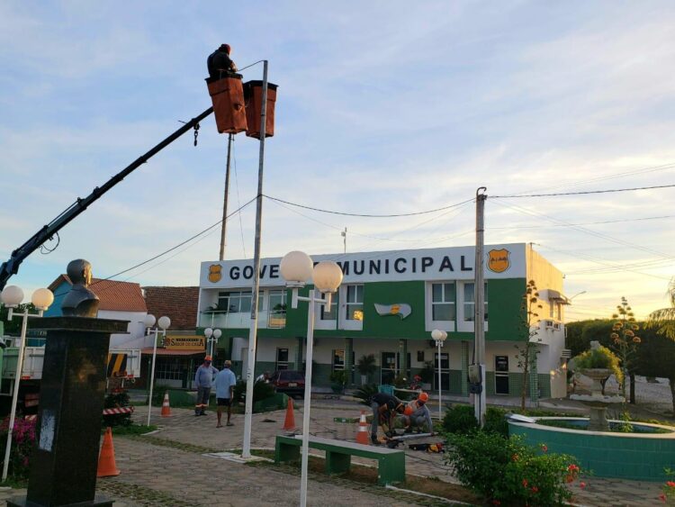 Prefeitura de Tuparetama realiza a troca de lâmpadas comuns por LED