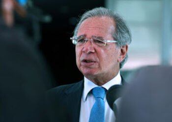 Governo pagará mais três meses de auxílio emergencial, diz Guedes