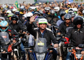 Bolsonaro faz passeio de moto com apoiadores, veja imagens