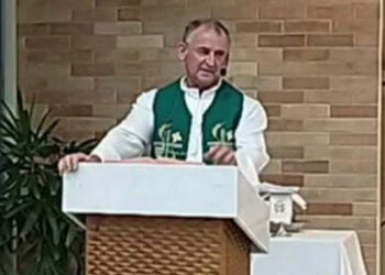 Vídeo: Em missa, padre dispara contra repórter da Globo: ‘Chame a união de dois viados de qualquer coisa, mas não de casamento’