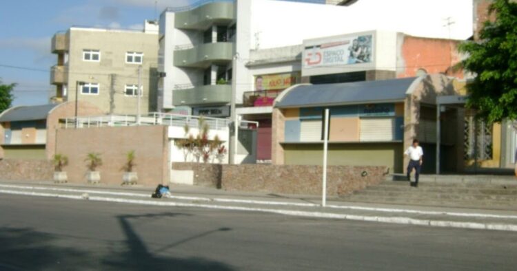 Homem armado tenta roubar vítimas em praça de Arcoverde, mas é desarmado por elas e entregue a polícia