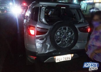 Ônibus de São José do Egito falta freio, colide em caminhonete e causa engavetamento na BR-104