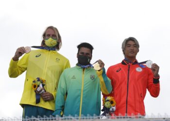 Italo Ferreira ganha primeiro ouro do surfe e do Brasil na Olimpíada