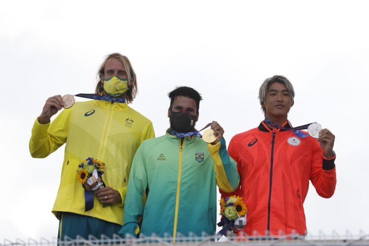 Italo Ferreira ganha primeiro ouro do surfe e do Brasil na Olimpíada