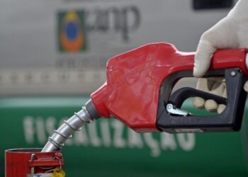 Preço médio da gasolina rompe marca de R$ 6 por litro nos postos