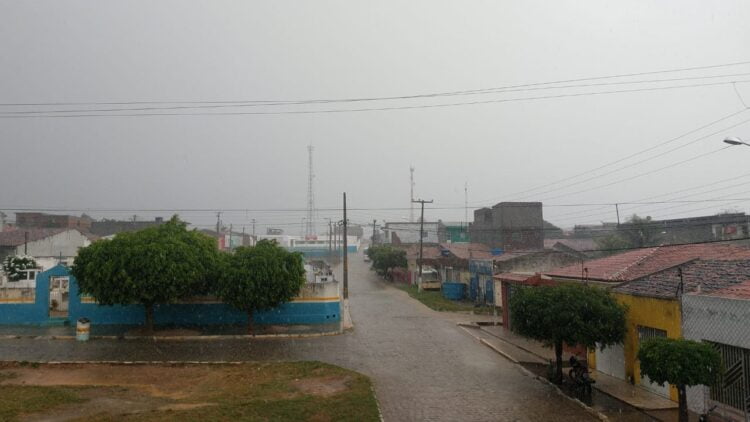 Tarde chuvosa em Riacho do Meio, confira imagens