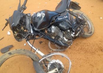 Acidente entre caminhonete e motocicleta deixa jovem ferido em São Vicente, distrito de Itapetim