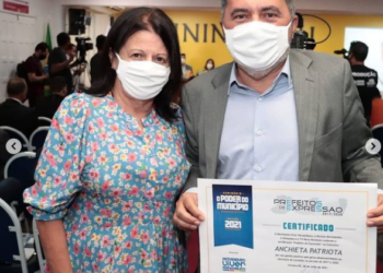 Prefeito de Carnaíba, Anchieta Patriota, recebe prêmio “Prefeito Expressão 2017/2020”