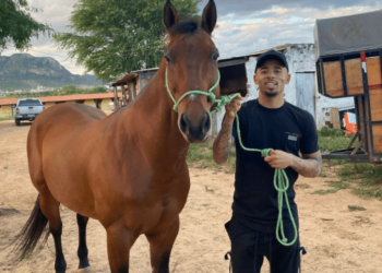 Gabriel Jesus vai a cidade do Sertão do Pajeú e agita localidade